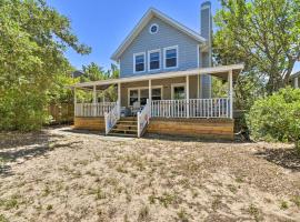 Classic Chesapeake Beachside Cottage with Porch!，位于诺福克的酒店