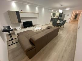 Modern Apartment with Large Outdoor Area - Sleeps 7, Close to Malta International Airport，位于卢加的酒店