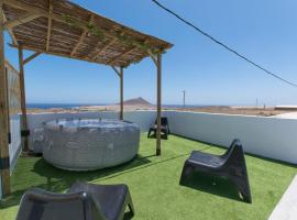 La casita de Aitor; campo y playa en el Médano，位于厄尔梅达诺的带按摩浴缸的酒店