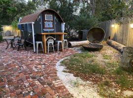 Gypsy Van Tiny House with Unique Outdoor Bathroom, WIFI & Firepit，位于Coodanup的豪华帐篷营地