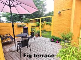 The FIG Studio - "Den Gule Svane" Guest House - near Rønne & Beach，位于伦讷的酒店