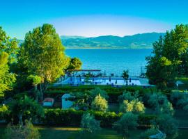 Tsamadanis Hotel & Bungalows Friends Family，位于Karavómilos的酒店