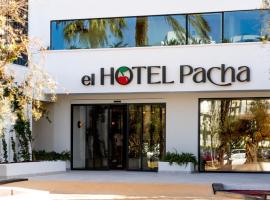 El Hotel Pacha，位于伊维萨镇蓬塔格罗萨灯塔附近的酒店