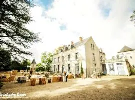 Manoir somptueux à Messas avec piscine privée et grand jardin.