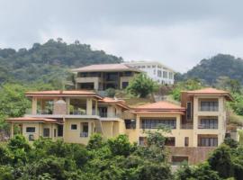 Casa Amarillo Jaco Beach Costa Rica，位于雅科的酒店