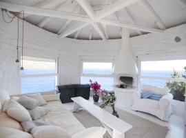 Villa Aiolos: above the sea, within Agios Nikolaos，位于阿基欧斯尼古拉斯的度假屋