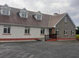 Spacious 6 Bed House 10 minutes from Knock Airport，位于巴拉哈德林Ballaghderreen Golf Club附近的酒店