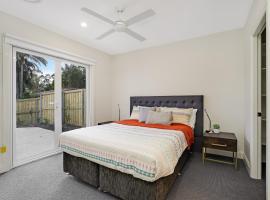 Accommodation Hunter - Bonar Street Maitland，位于梅特兰的带停车场的酒店