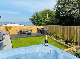 Waves Falmouth-hot tub games room very close to Swanpool beach and Falmouth GC，位于法尔茅斯的酒店