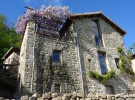 Gîte de Chapelèche Les Glycines，位于Gluiras的酒店