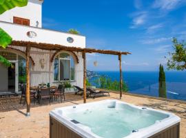 Villa Mimina - Exclusive villa with garden, Jacuzzi and sea view，位于普莱伊亚诺的度假屋
