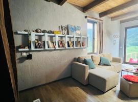 Mitarbi Silence - cozy holiday cottages in mountains，位于博尔若米的酒店