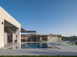 Exquisite Villas with Enchanting Surroundings, By ThinkVilla，位于Lambiní的酒店