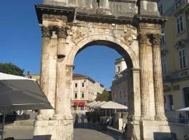 Roman Arch- low budget doublebed room in top center