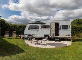 Cosy Caravan on Luxury Campsite，位于Hulme End的酒店