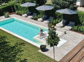 Villa Pomona，位于布莱德的带泳池的酒店