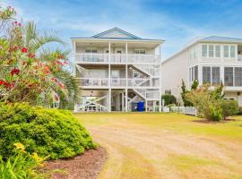 Clear For Take Off by Oak Island Accommodations，位于Caswell Beach的酒店