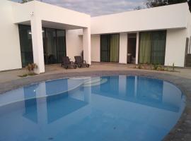VILLA SAMARI 2 Casa campestre con piscina privada，位于吉拉尔多特的乡间豪华旅馆