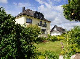 Haus mit Garten (neben National Park Eifel)，位于许特根瓦尔德的酒店