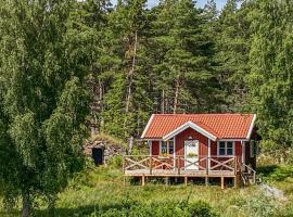 2 Bedroom Lovely Home In Vikbolandet，位于Ekhult的酒店