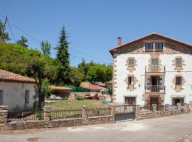 Awesome Home In Brcena De Ebro With Kitchen，位于Bárcena de Ebro的度假屋