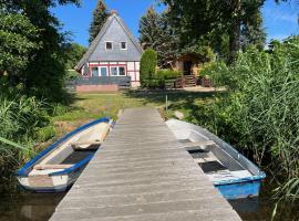 Haus am See mit Steg, Boot, Kamin und Sauna - Mecklenburgische Seenplatte，位于Blankensee的别墅