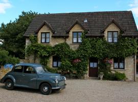 Fosse Farmhouse Holiday Cottages，位于奇彭纳姆康贝瑟库城堡附近的酒店