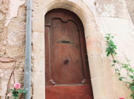 La Galine, Maison de village medieval，位于Lunas的酒店