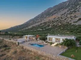 Villa Of the hill with heated Pool, BBQ & Kids Playground