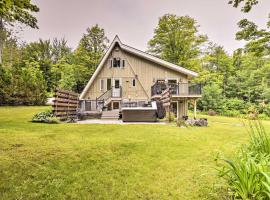 Inviting A-Frame Cabin with Saltwater Hot Tub!，位于沃伦的酒店