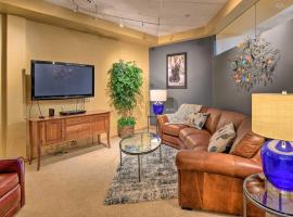 Idyllic Dtwn Anchorage Condo with Fireplace!，位于安克雷奇Anchorage Museum附近的酒店
