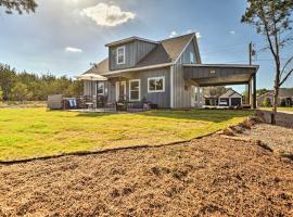 Granbury Home with Hot Tub and Furnished Patio!，位于格兰伯里的酒店