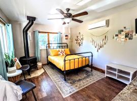 The Bluebird's Nest - Cabin with Fireplace，位于Santa Ysabel的酒店