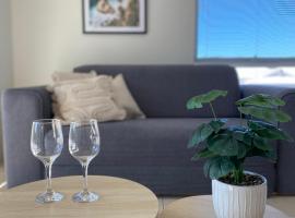 Modern Luxury 1 Bedroom Apartment - Walk to the shops! Free Wifi，位于ClarksonBarbagallo Raceway附近的酒店
