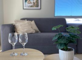 Modern Luxury 1 Bedroom Apartment - Walk to the shops! Free Wifi，位于Clarkson的酒店
