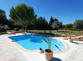 Villa de plain pied avec BBQ et piscine，位于Tavernes的度假屋