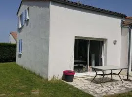 Maison 90m² avec jardin, proche commerces et plages, équipée et idéale famille. - FR-1-494-120