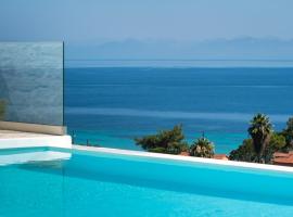 Villa Ouranos - Luxurius modern villa pool, close to the beach，位于雷夫卡达镇的酒店