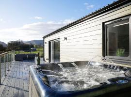 Castlehill cabin with a hot tub，位于皮布尔斯的度假短租房