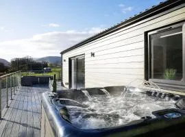 Castlehill cabin with a hot tub