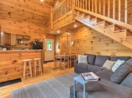 Cozy Boone Cabin with Deck Close to Downtown!，位于布恩的酒店