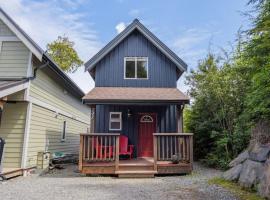 Bear Coast, Cabin with Hot Tub, Patio, and Waterview，位于尤克卢利特的酒店