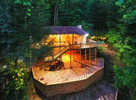 Cozy Cabin Retreat - Hot Tub, Fireplace & Fire Pit，位于蓝岭的酒店