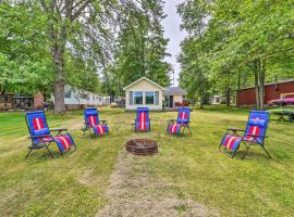 Kayaks and Grill Pet-Friendly Mecosta Cottage!，位于Mecosta的酒店