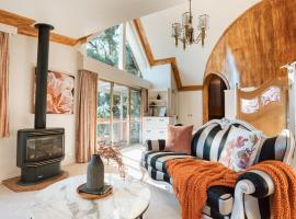 Olinda Enchanted Tower Spa Gas Log Fire and Netflix，位于奥林达的酒店