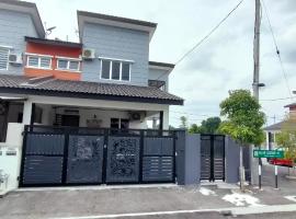 Rania Homestay With Private Pool Seri Iskandar Perak，位于Kampong Bota Road的带泳池的酒店