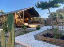 Luxe Safari Lodge Glamping Louloudia，位于皮特斯迪亚的豪华帐篷