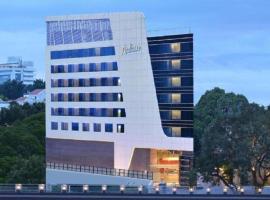 Radisson Bengaluru City Center，位于班加罗尔Bangalore Shopping Area的酒店