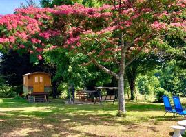 Roulotte La Chouette des Granges，位于Les Salles-Lavauguyon的乡间豪华旅馆