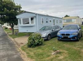 Ozzys Retreat at Sand Le Mere Holiday Park，位于赫尔的酒店
